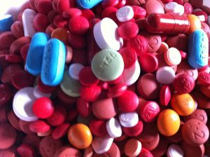 Assorted_Pills_3 By ParentingPatch in wikimedia(CC BY-SA 3.0)
