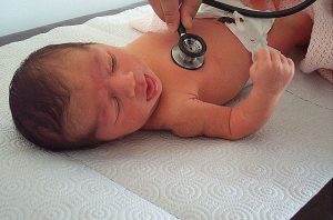 Newborn Examination 1967 by Nevit Dilmen in ca.wikipedia.org CC BY-SA 3.0V