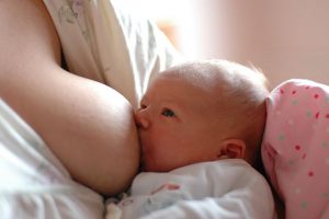 Breastfeeding the baby by Anton Nossik in wikipedia (CC BY 3.0)