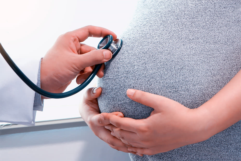 ¿Existe riesgo de parto prematuro, pequeño para la edad gestacional al nacer y muerte fetal tras la vacunación COVID-19 durante el embarazo?